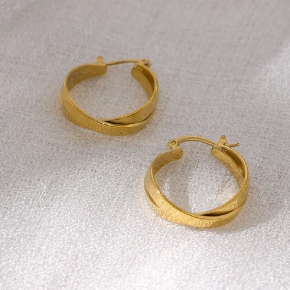 🧡18K gold plated hollow hoops earring - Picture 2 of 4